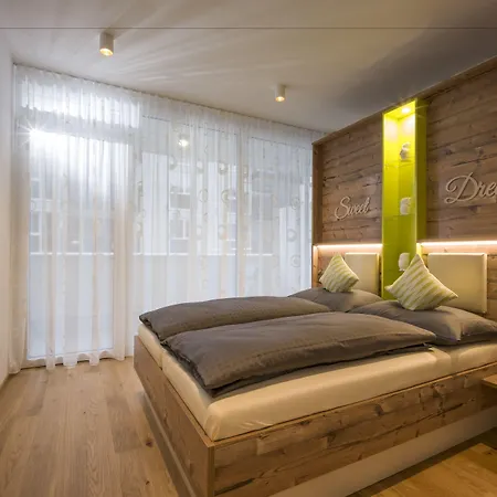Private Living 4*