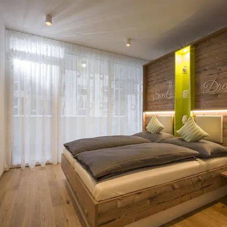 Private Living 4*
